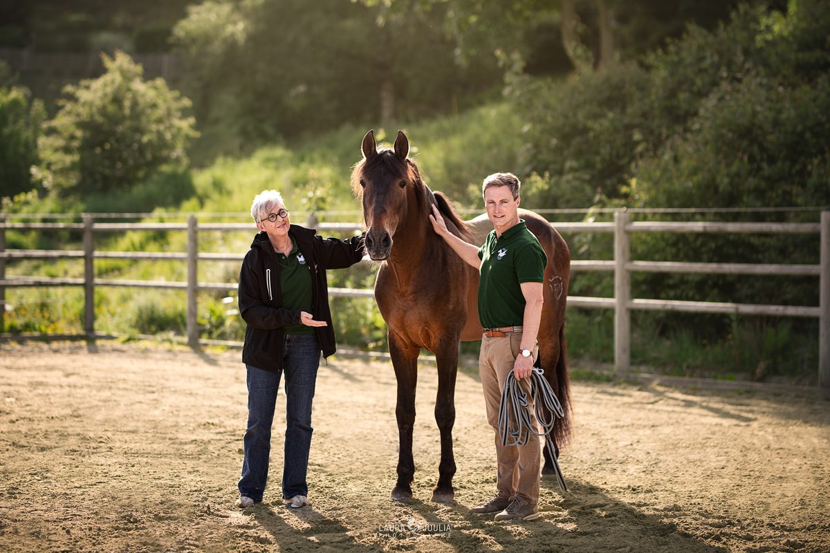 Nadia Flauw et Guillaume Vitse, équicoachs THE WAY, auprès d'un cheval dans la carrière